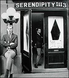 Andy Warhol in front of Serendipity 3